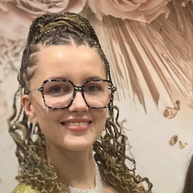 Babysitter in Saint-Germain-d'Elle: Coleen