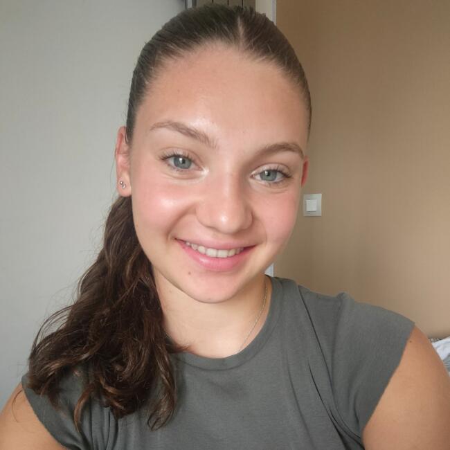 Babysitter in Saint-Jean-de-Rives: Inès