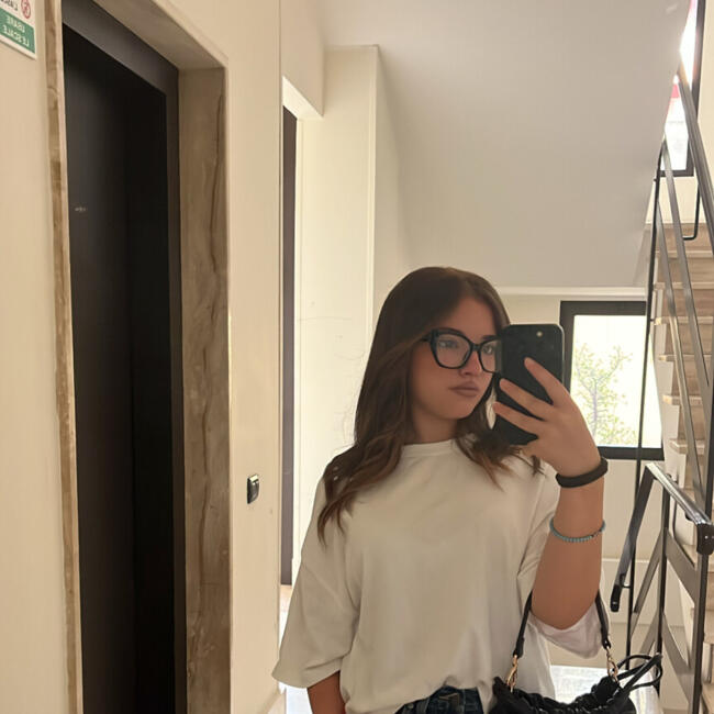 Babysitter in Elmas: Nicole