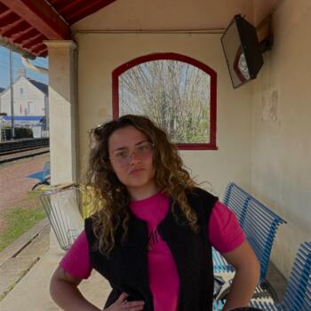 Babysitter in Farges-en-Septaine: Elyna