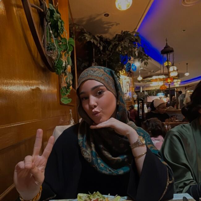 Babysitter in Paris: Nour