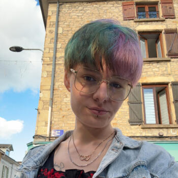 Babysitter in Saint-Alban-de-Roche: Laura