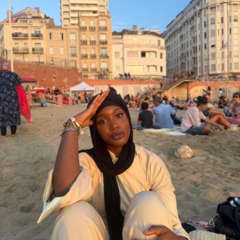 Babysitter in Paris: Baï