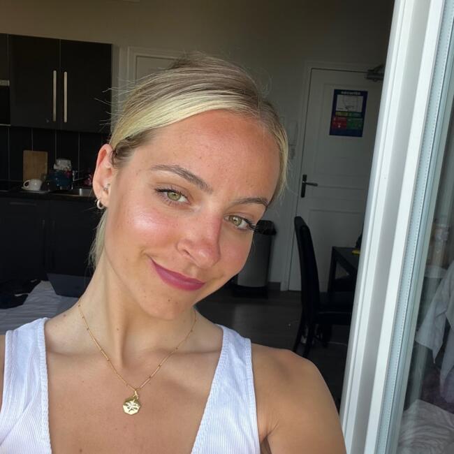 Babysitter in Sydney: Ella