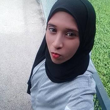 Babysitter George Town: IZZATI