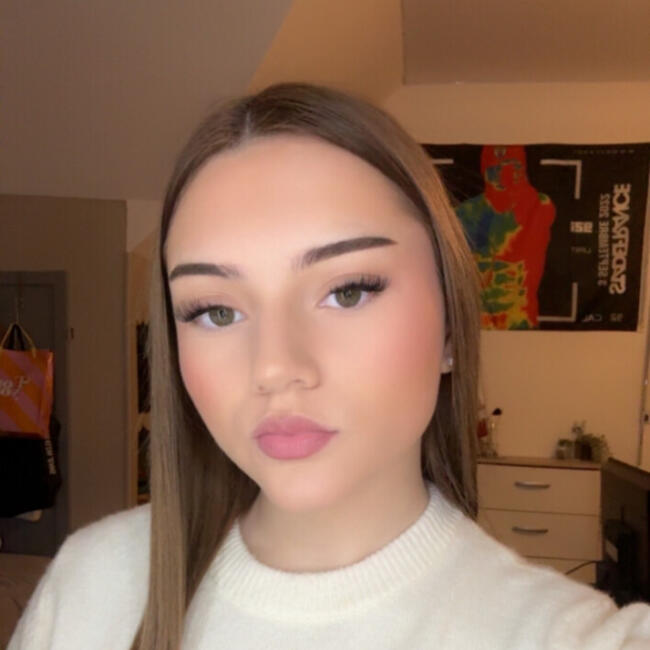 Babysitter in Beaulieu-sur-Loire: Nina