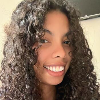 Babysitter in São Sebastião: Aline