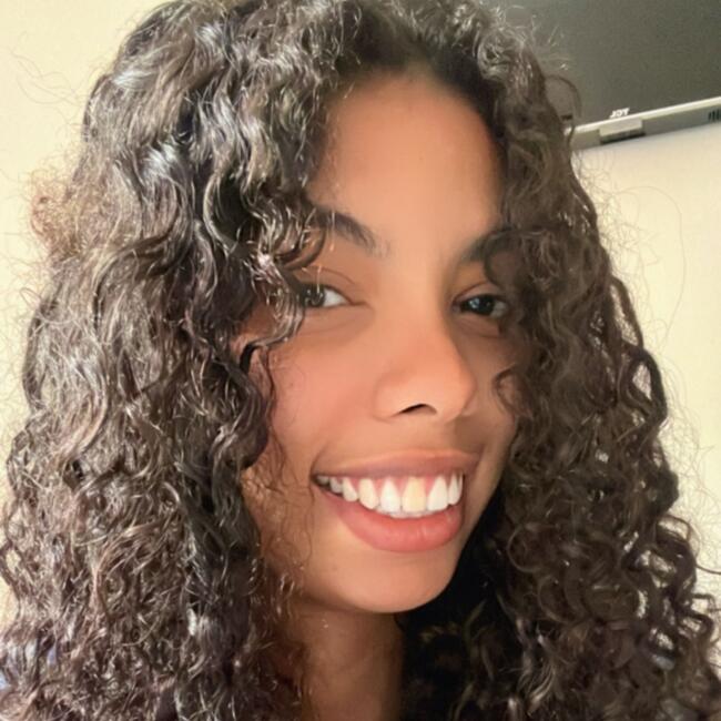 Babysitter in São Sebastião: Aline