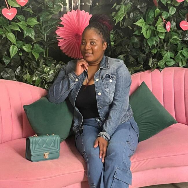 مربية أطفال في Jazīrat Abū Z̧aby: Florence