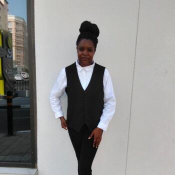 مربية أطفال الدوحة: Lucy