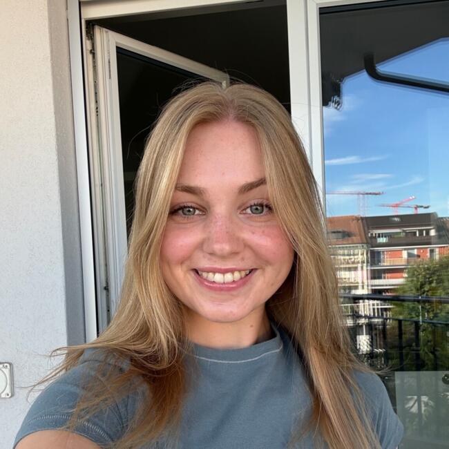 Babysitter in Basel: Ella