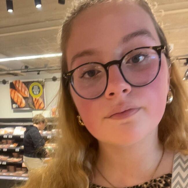 בייביסיטר ב- לייז: Maely