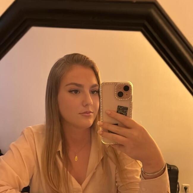 Babysitter in Le Luc: Élyne