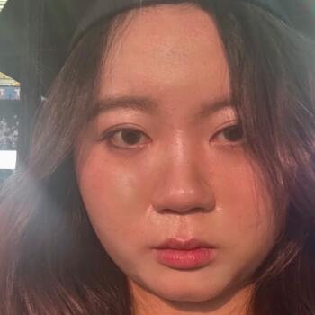 Babysitter in Singapore: Vivian