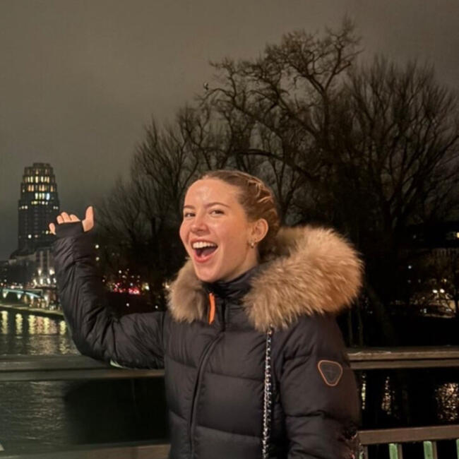 Babysitter in Paris: Liza