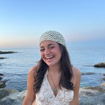 Babysitter in Sliema: Julie