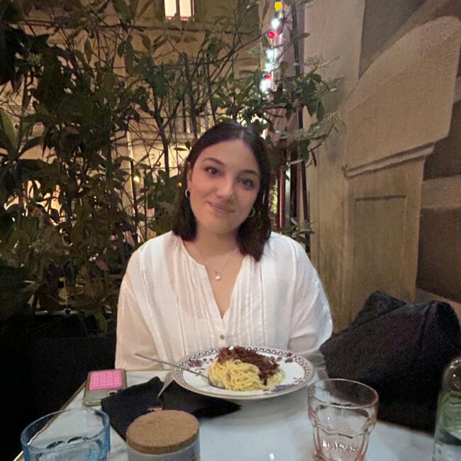 Babysitter in Saint-Brès: Clara