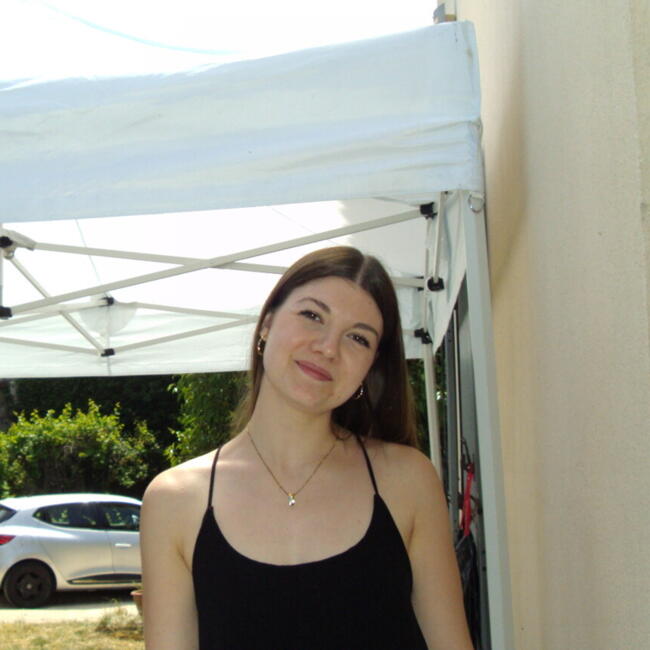 Babysitter in Martigues: Ella