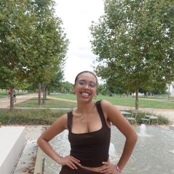 Babysitter in Bro: Atira