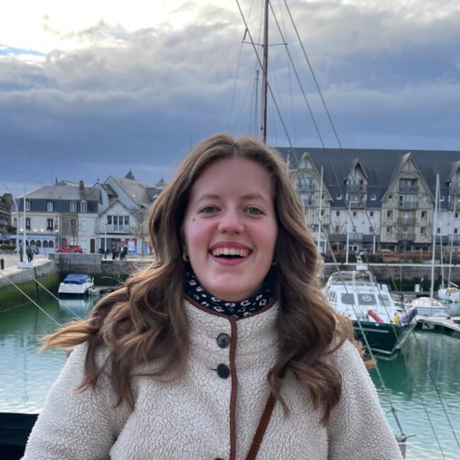 Babysitter in Paris: Angèle