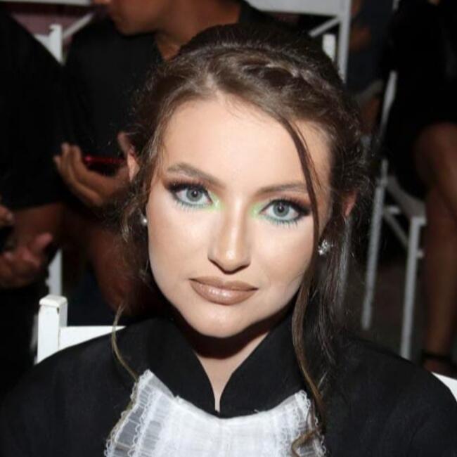 Babysitter in Curitiba: Thalia Machado Ferraz