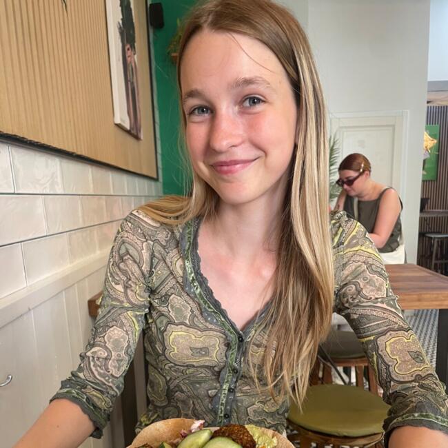 Babysitter in Budapest: Flóra