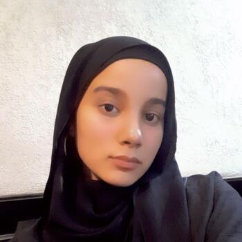 हैदराबाद में बेबीसिटर: Munazza