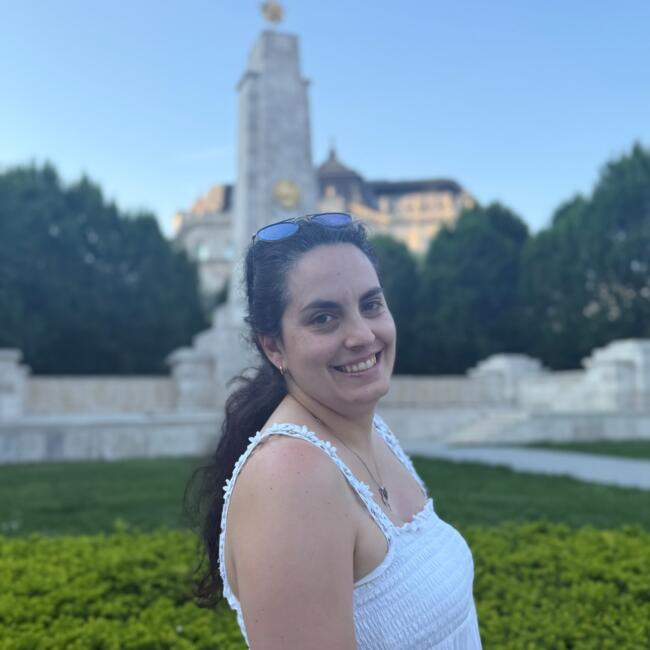 Babysitter in Tadworth: Joana