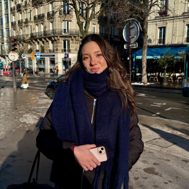 Babysitter em Paris: Lola
