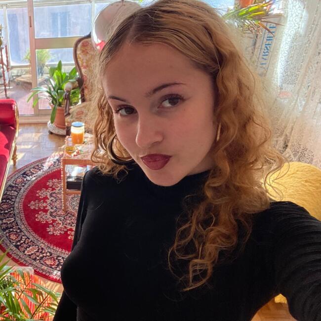 Babysitter in Marseille: Nina