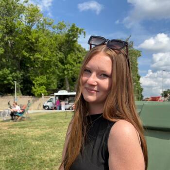 Babysitter in Saint-Brisson-sur-Loire: Laura