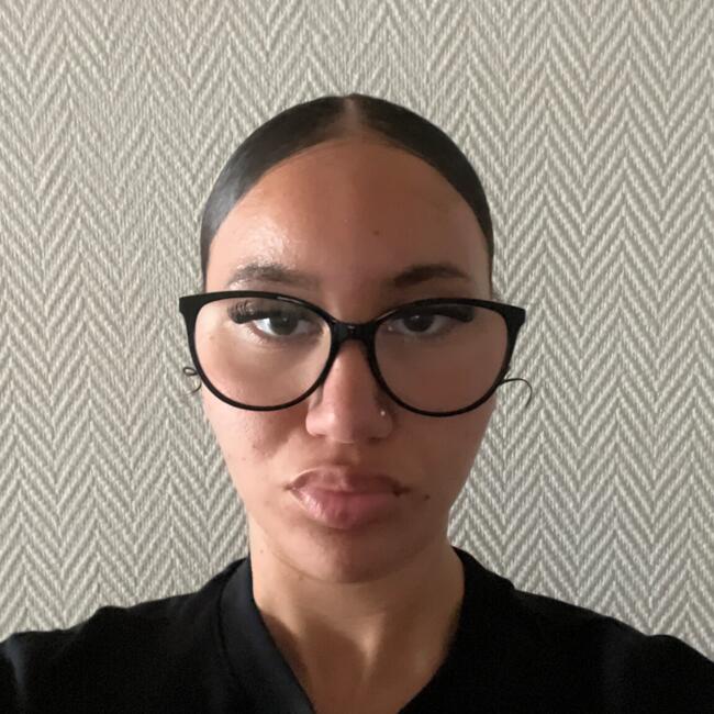 Babysitter in Stains: Lina