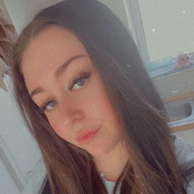 Babysitter in Harlow: Nicole