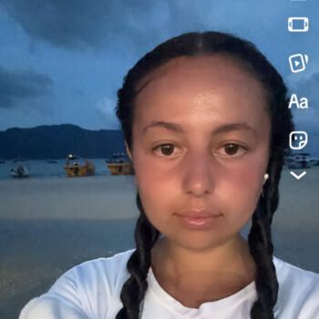 Babysitter in Saint-Bonnet-de-Mure: Lina