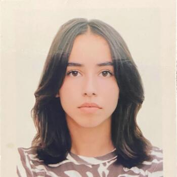 Babysitter in Paris: Nour