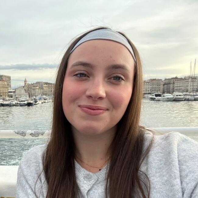 Babysitter in Isle-d'Abeau: Coline