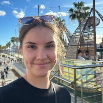 Nanny in Perth: Flora