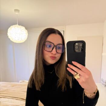 Babysitter in Sainte-Marie-aux-Chênes: Nina
