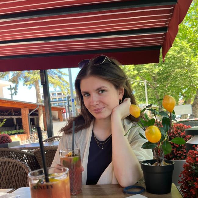 Babysitter in Budapest: Míra