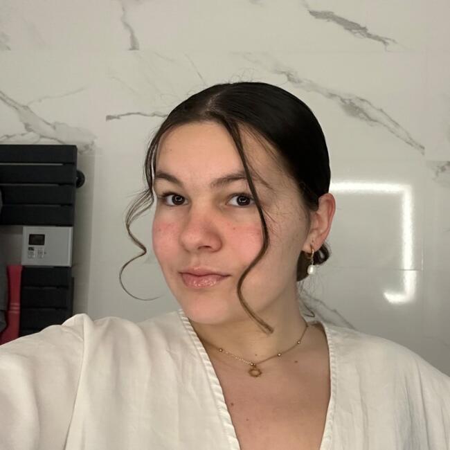 Babysitter in Chantesse: Emilie