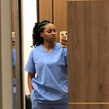 Babysitter in Riyadh: Vivian