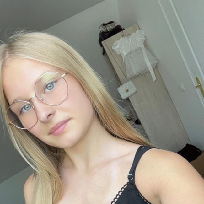 Babysitter in Fontaine-Fourches: Alyson