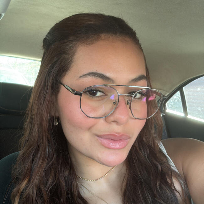 Babá em Dourados: Ísis