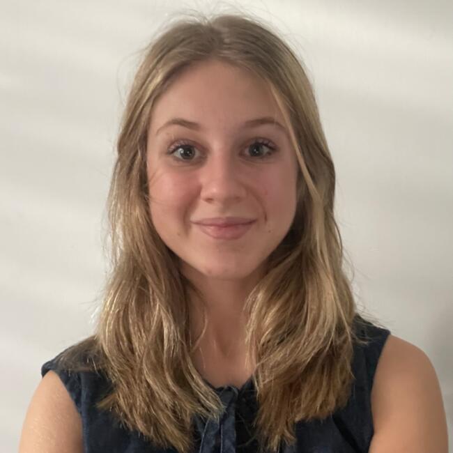 Babysitter in Saint-Laure: Jade