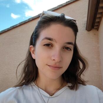 Babysitter in Laroque: Annouck