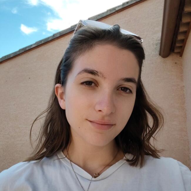 Babysitter in Laroque: Annouck