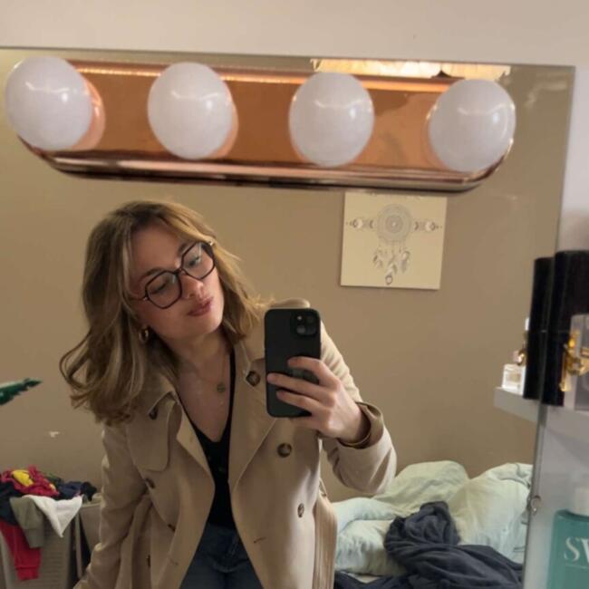 Babysitter in Saint-Maurice-de-Gourdans: Laura