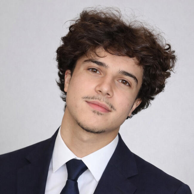 Babysitter in Paris: Hugo