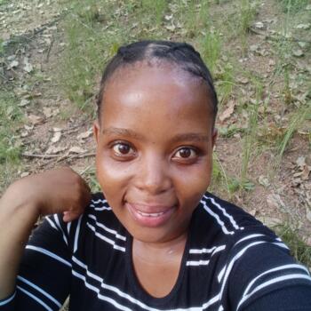 Nanny in eMuziwezinto: PhinDile