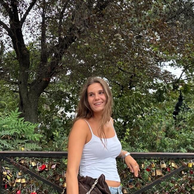 Babysitter in Le Mesnil-le-Roi: Marie